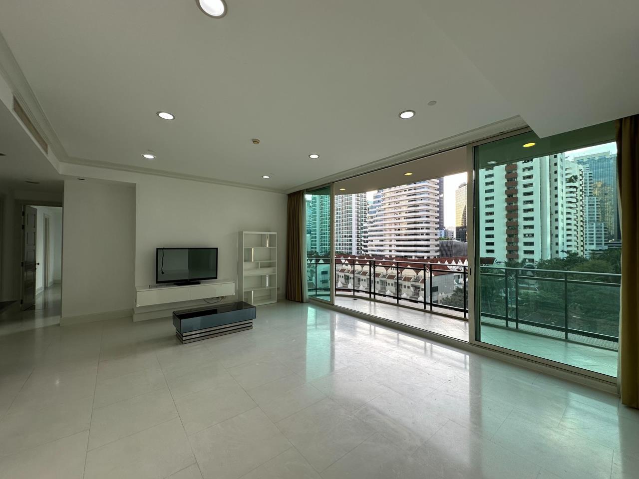 3 Bedrooms 3 Bathrooms Size 146 sqm Royce Private Residence for Rent 85,000 THB for Sale 31MTHB