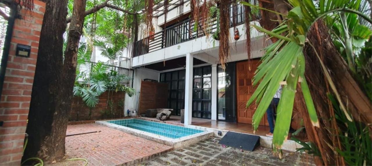 4Bedrooms, 3 Bathrooms 390 sqm size The House Sathorn For Sale 35M Land & House