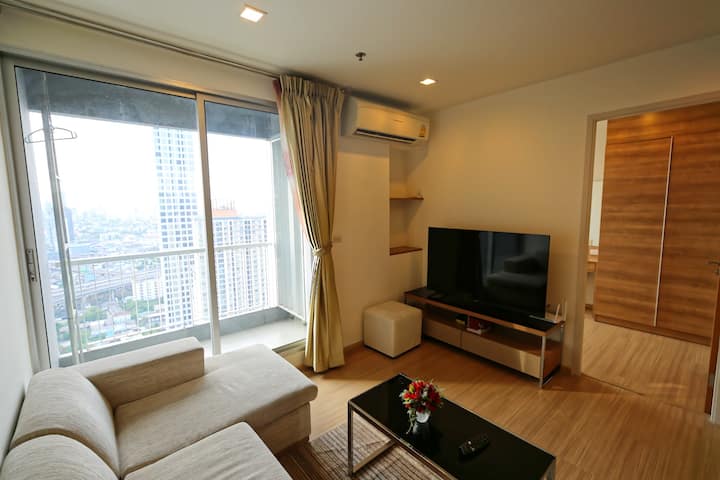 Modern 2 Bedrooms, 2 Bathrooms Skyview in On Nut