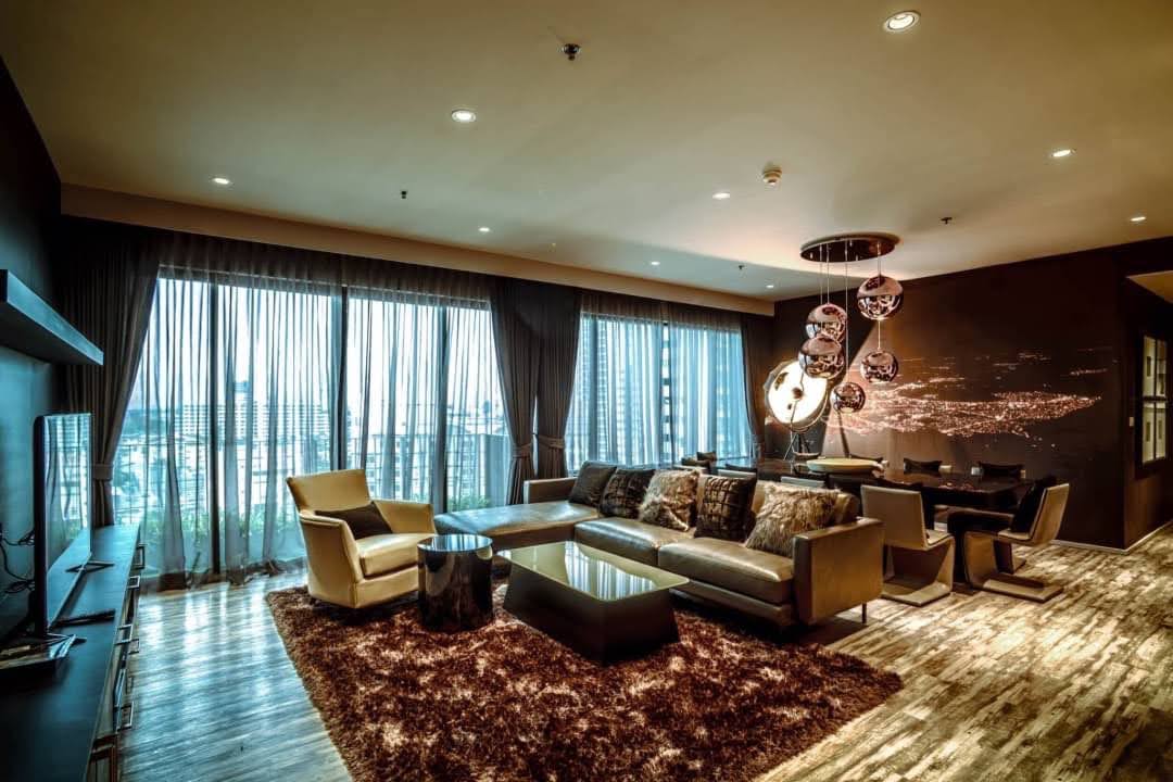 2+1 Bedrooms, 3 Bathrooms 136 sqm size at The Emporio Place - Sukhumvit 24 For Rent 120K THB