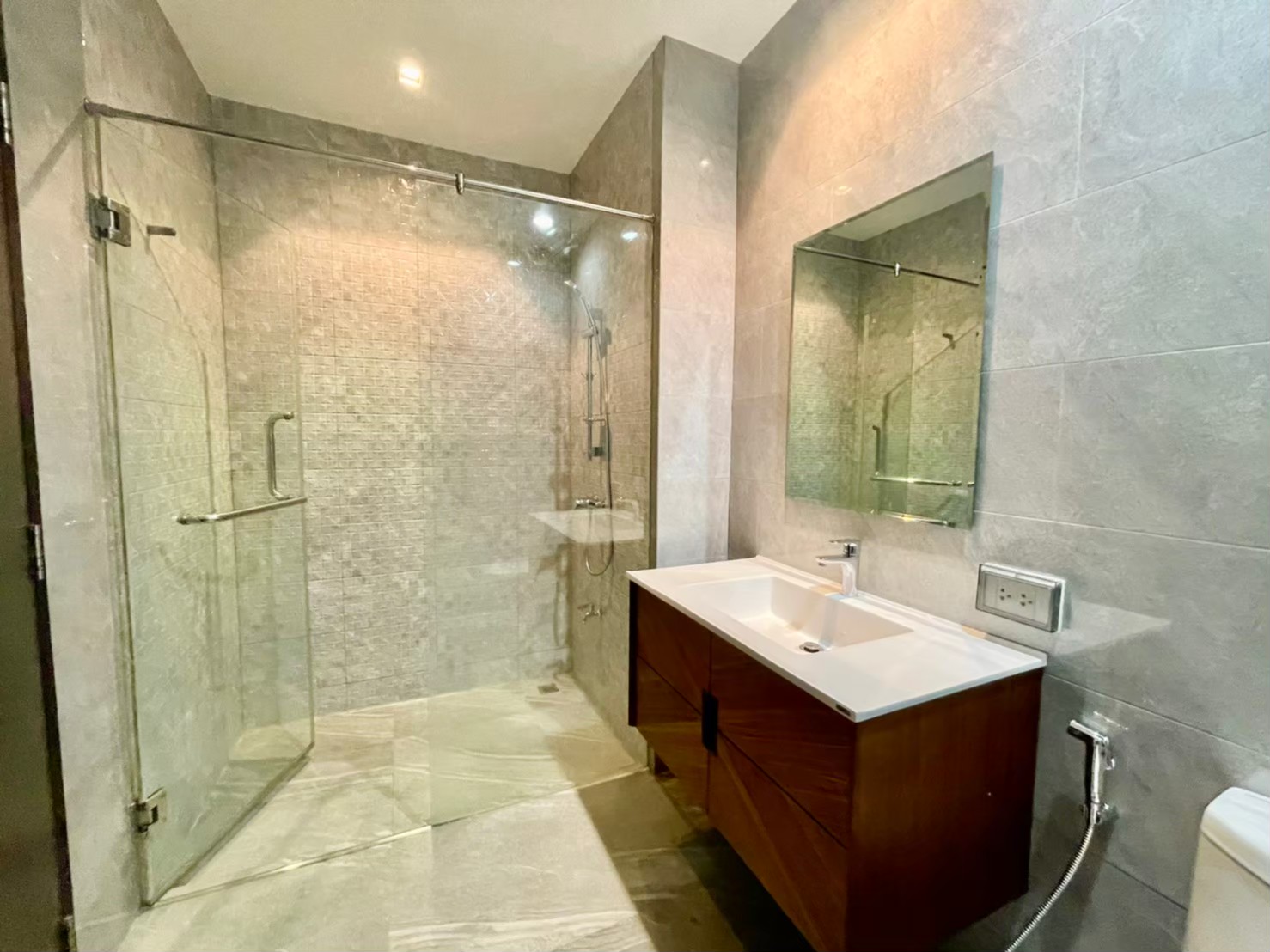 3 Bedrooms, 3 Bathrooms + 1 study room 185 sqm size at The Madison For Rent 110K THB