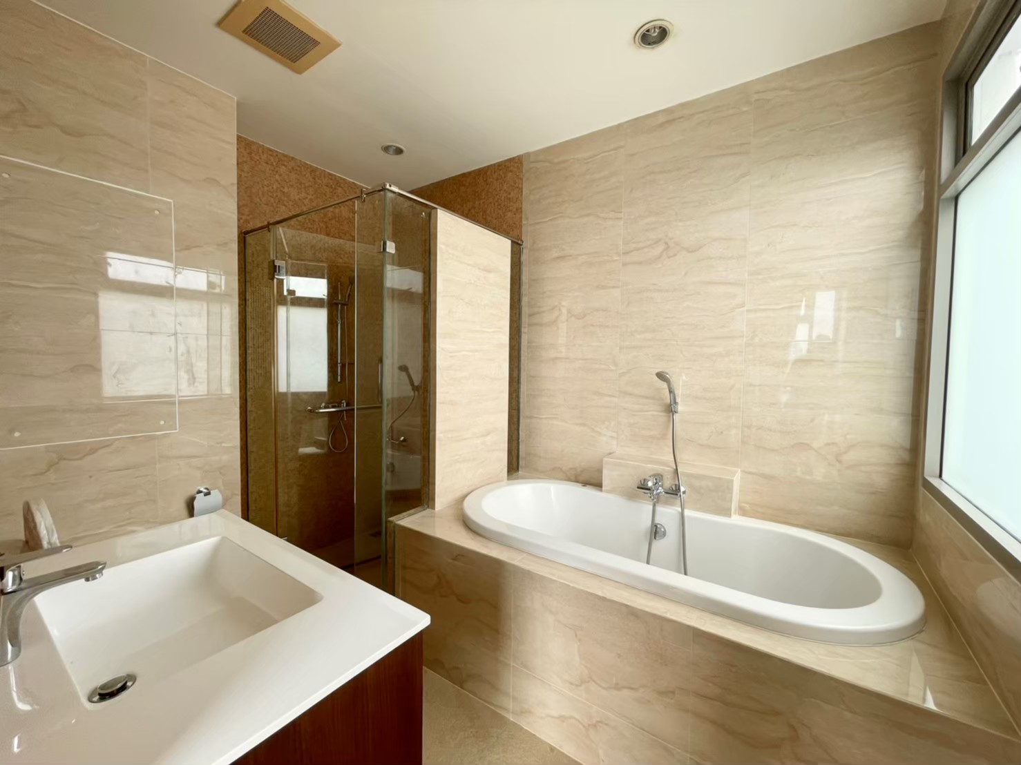 3 Bedrooms, 3 Bathrooms + 1 study room 185 sqm size at The Madison For Rent 110K THB