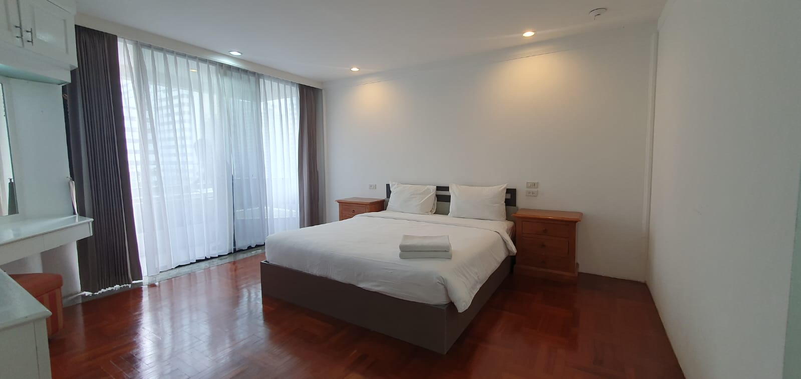 3 bedrooms, 3 bathrooms +1 maid room 273sqm size at Trinity Complex For Rent 55KTHB