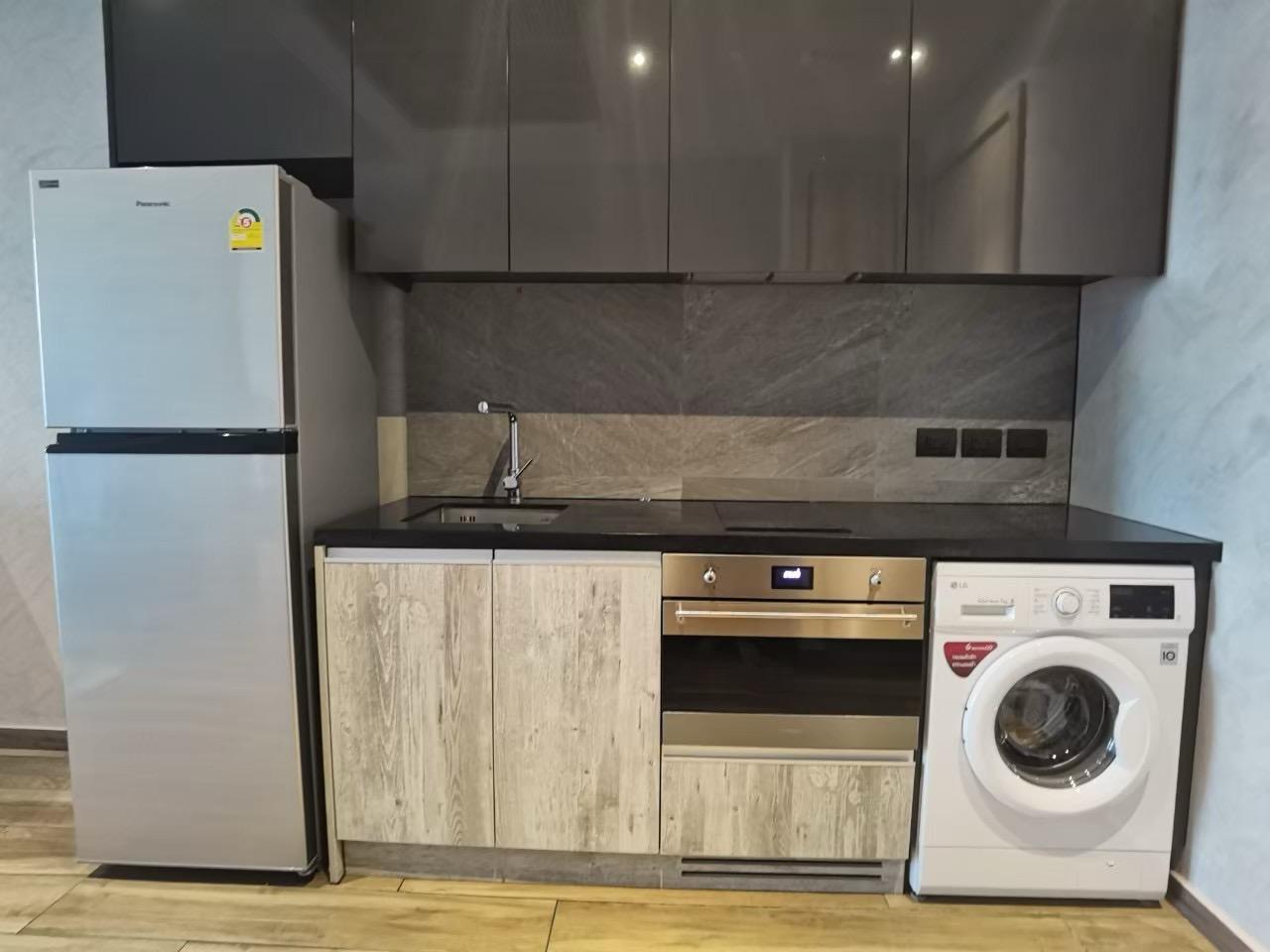 1 Bedroom, 1 Bathroom 49sqm size at The Lofts Asoke For Rent 32KTHB