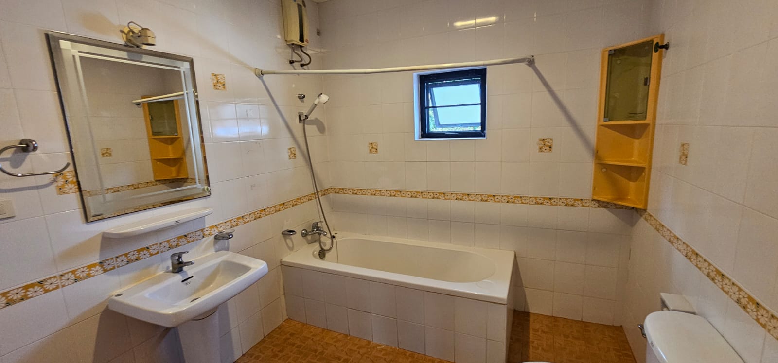 3 Bedrooms, 3 Bathrooms 200 sqm size at El Patio For Rent