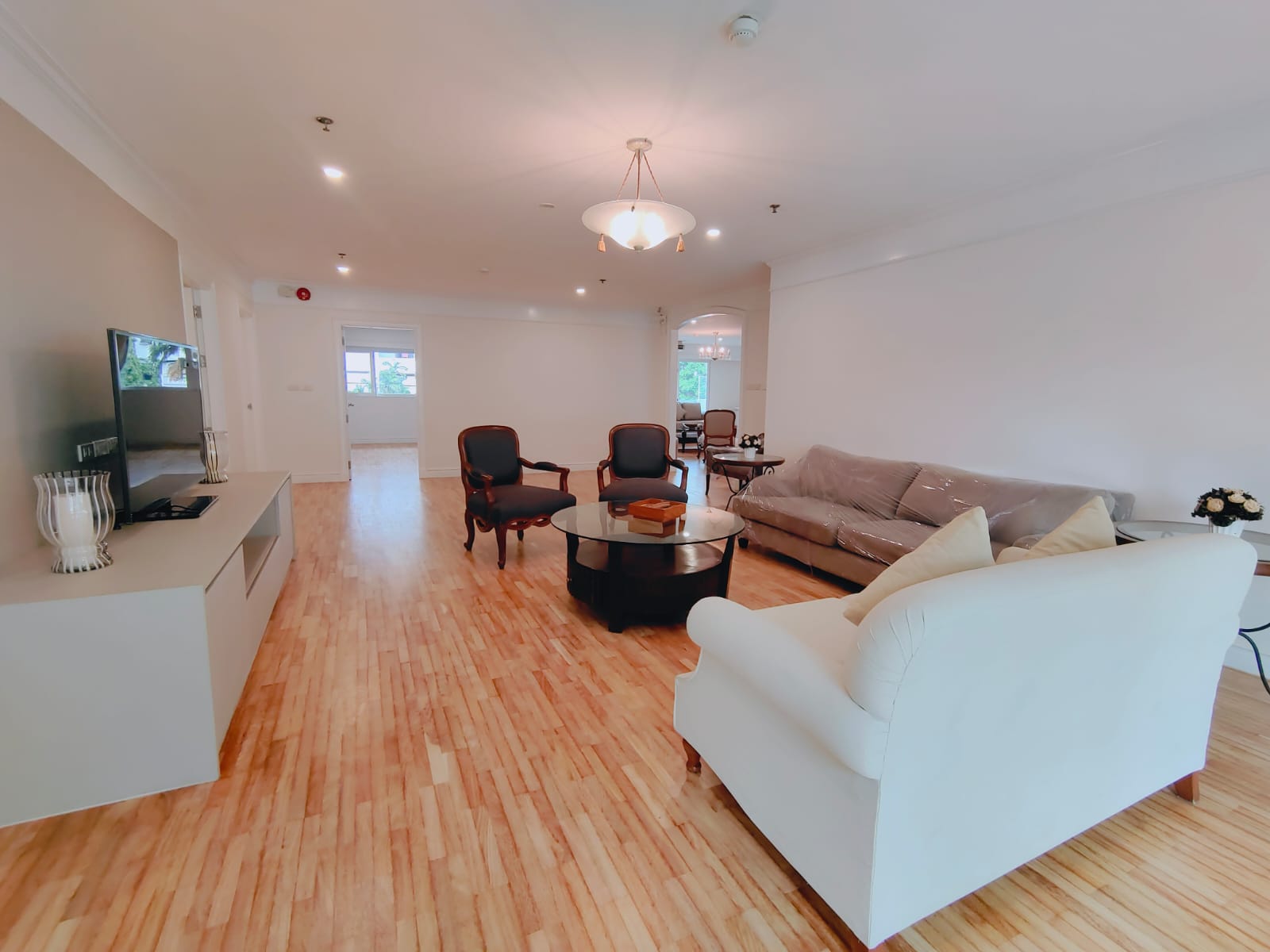 3 Bedrooms, 3 Bathrooms 450sqm size 3rd Flr at G.M. Tower For Rent 180,000 THB/Month