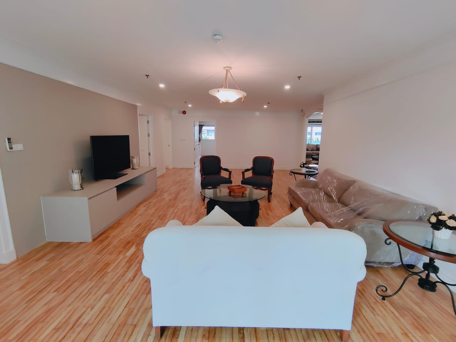 3 Bedrooms, 3 Bathrooms 450sqm size 3rd Flr at G.M. Tower For Rent 180,000 THB/Month