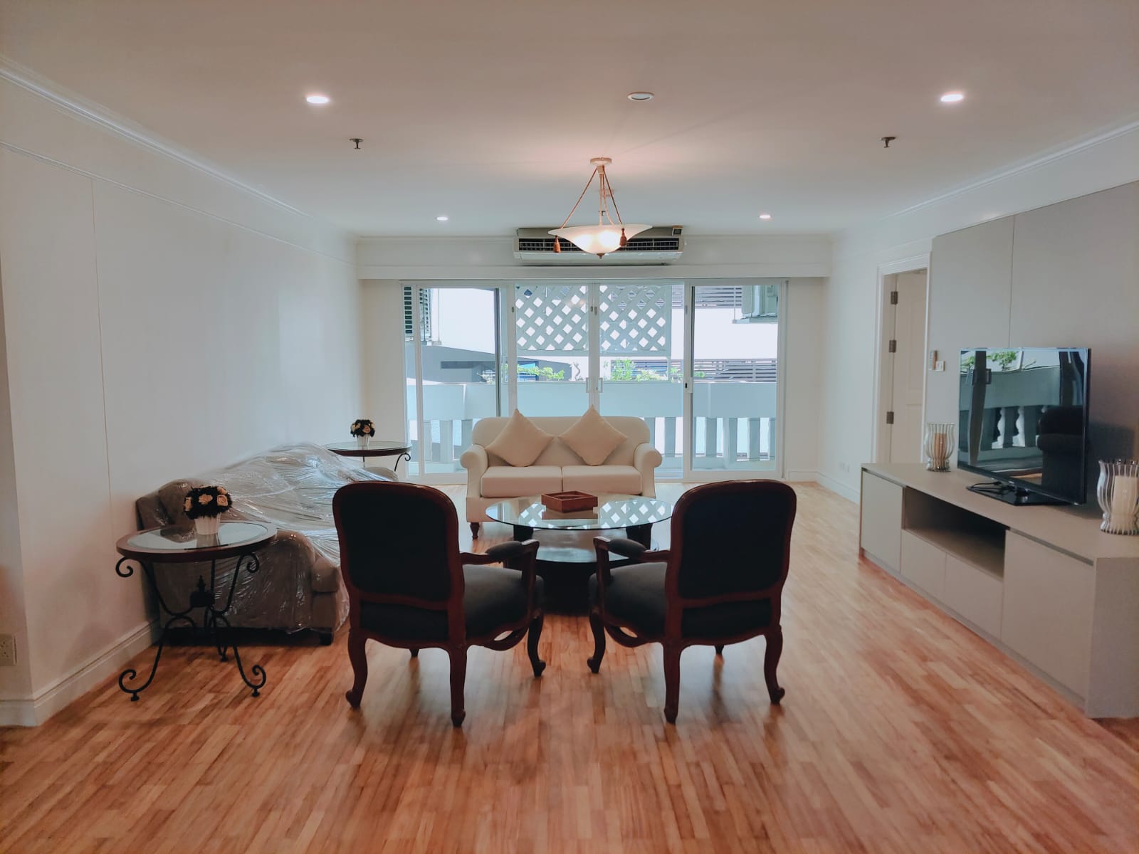 3 Bedrooms, 3 Bathrooms 450sqm size 3rd Flr at G.M. Tower For Rent 180,000 THB/Month