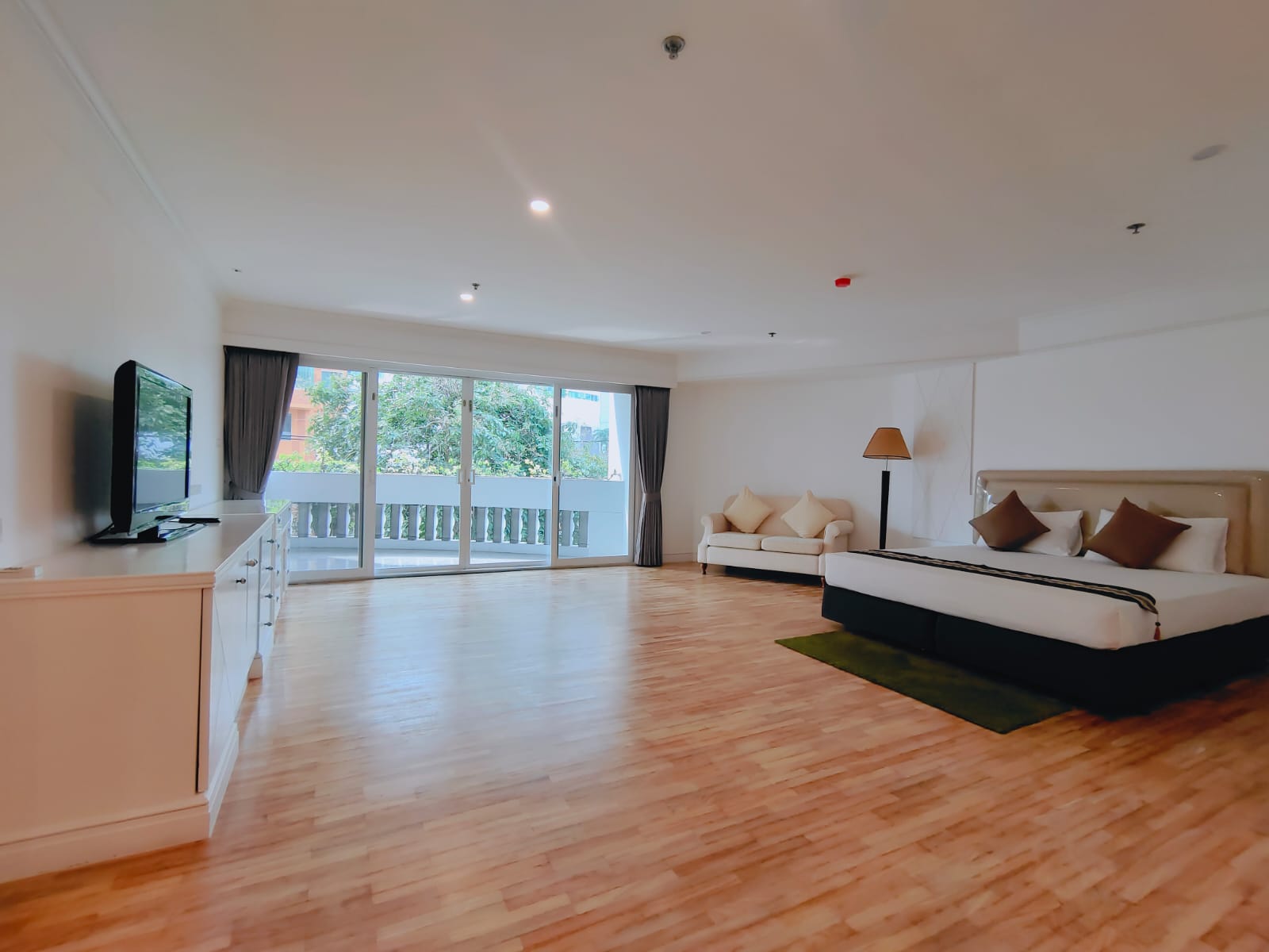 3 Bedrooms, 3 Bathrooms 450sqm size 3rd Flr at G.M. Tower For Rent 180,000 THB/Month