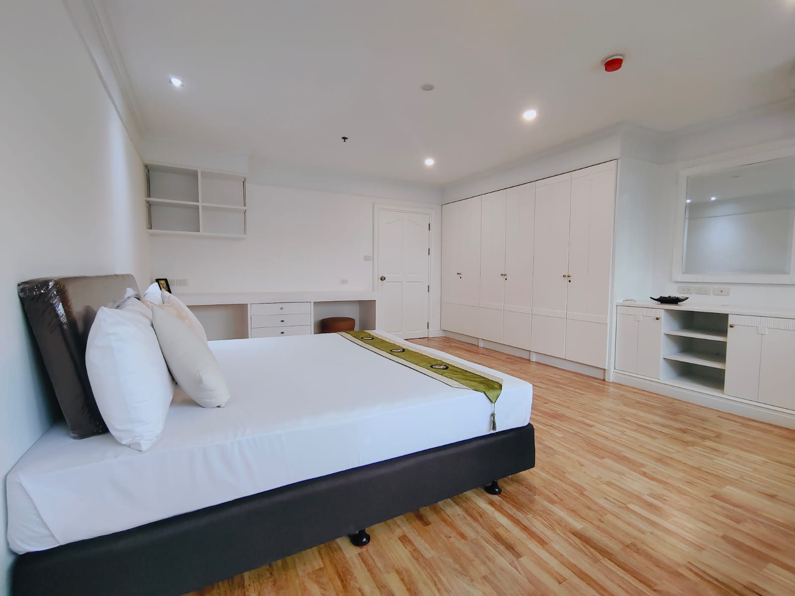 3 Bedrooms, 3 Bathrooms 450sqm size 3rd Flr at G.M. Tower For Rent 180,000 THB/Month