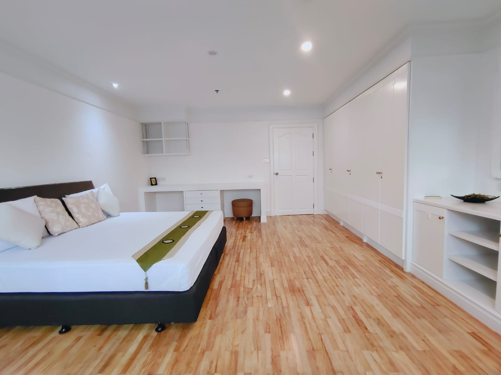 3 Bedrooms, 3 Bathrooms 450sqm size 3rd Flr at G.M. Tower For Rent 180,000 THB/Month