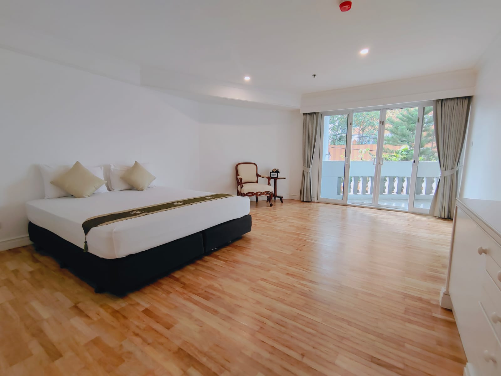 3 Bedrooms, 3 Bathrooms 450sqm size 3rd Flr at G.M. Tower For Rent 180,000 THB/Month