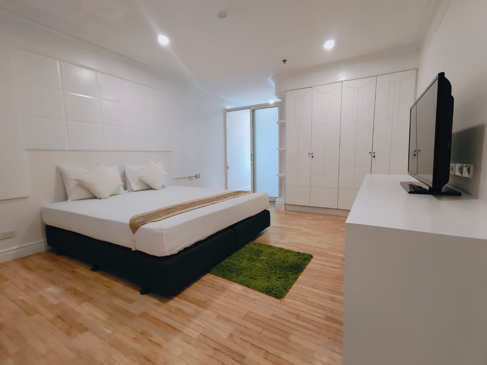 3 Bedrooms, 3 Bathrooms 450sqm size 3rd Flr at G.M. Tower For Rent 180,000 THB/Month