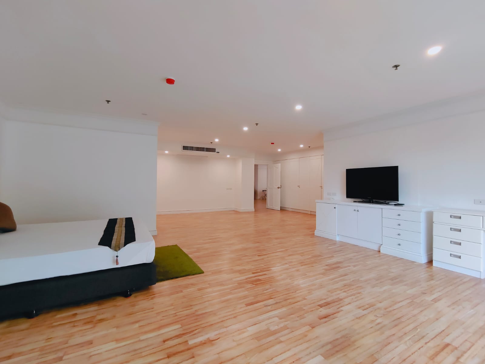 3 Bedrooms, 3 Bathrooms 450sqm size 3rd Flr at G.M. Tower For Rent 180,000 THB/Month