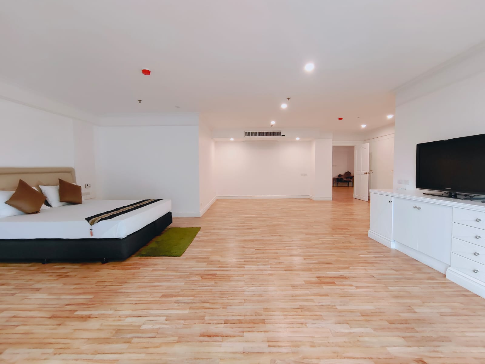 3 Bedrooms, 3 Bathrooms 450sqm size 3rd Flr at G.M. Tower For Rent 180,000 THB/Month