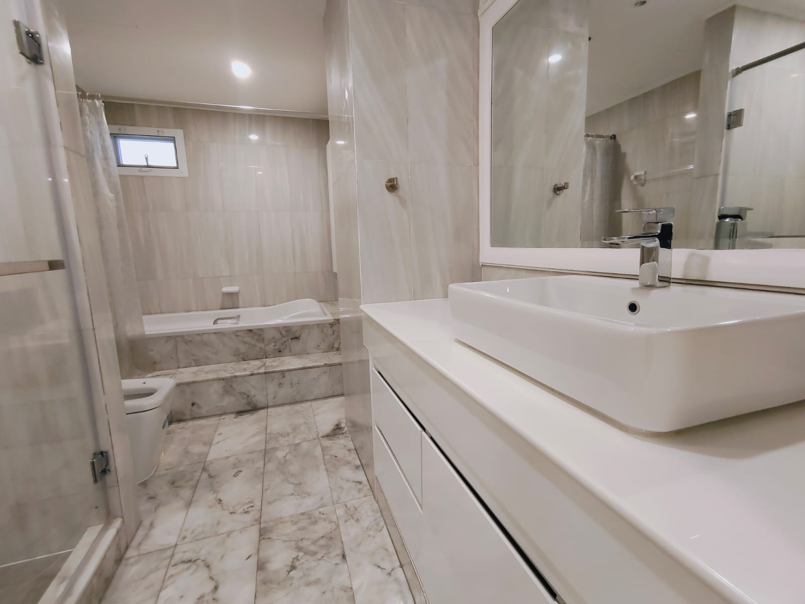 3 Bedrooms, 3 Bathrooms 450sqm size 3rd Flr at G.M. Tower For Rent 180,000 THB/Month