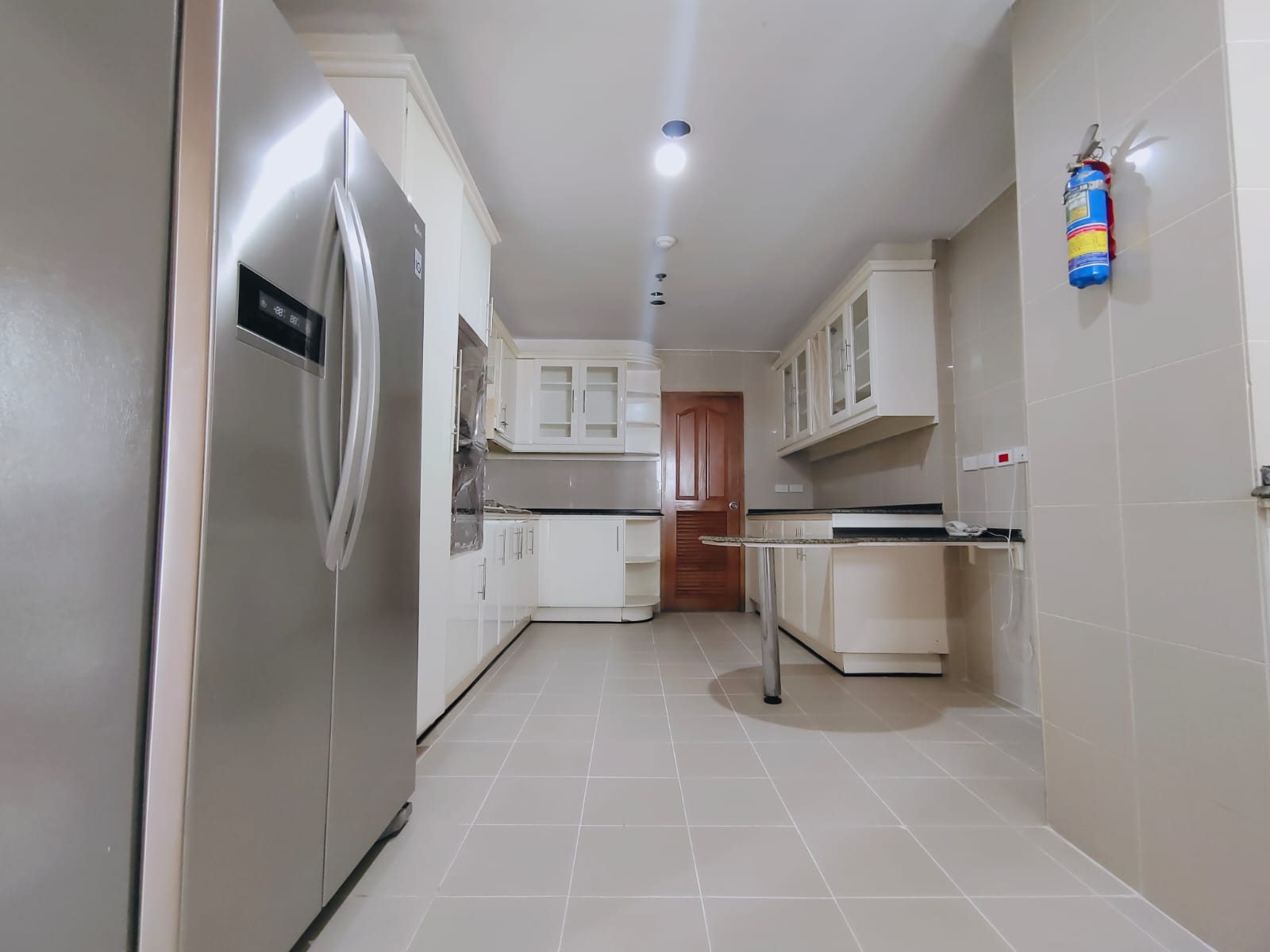 3 Bedrooms, 3 Bathrooms 450sqm size 3rd Flr at G.M. Tower For Rent 180,000 THB/Month