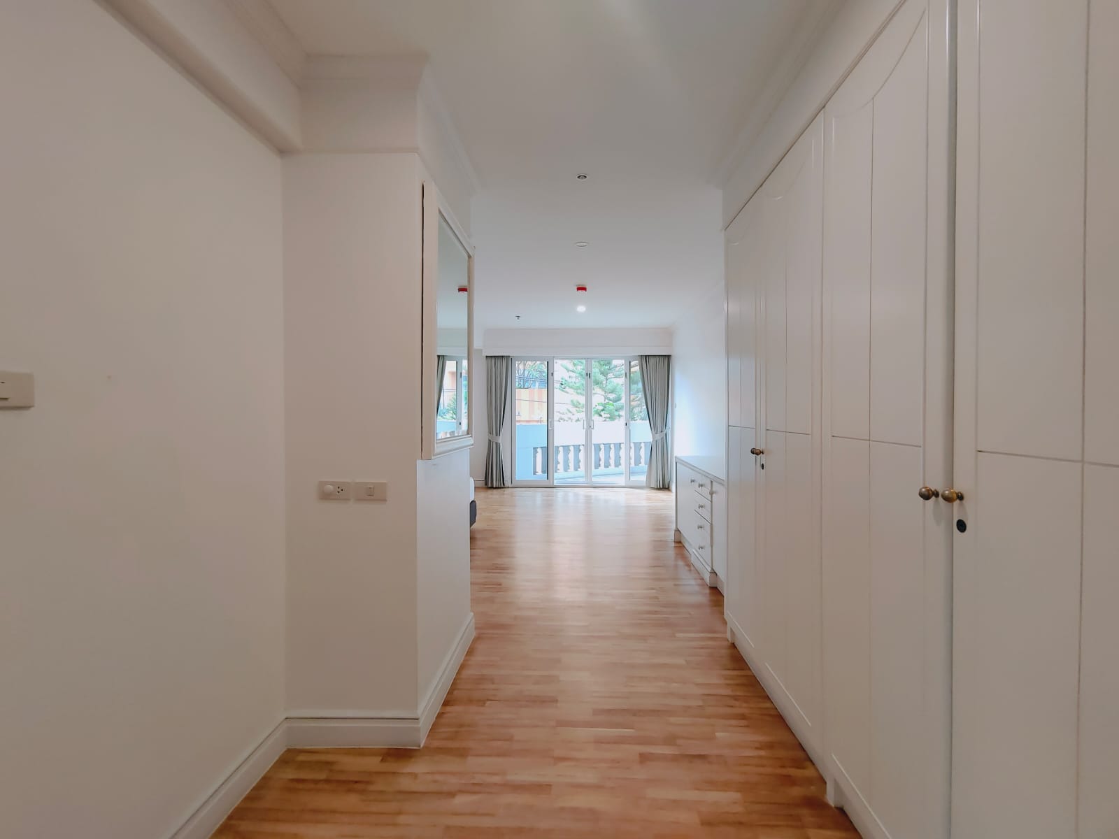 3 Bedrooms, 3 Bathrooms 450sqm size 3rd Flr at G.M. Tower For Rent 180,000 THB/Month