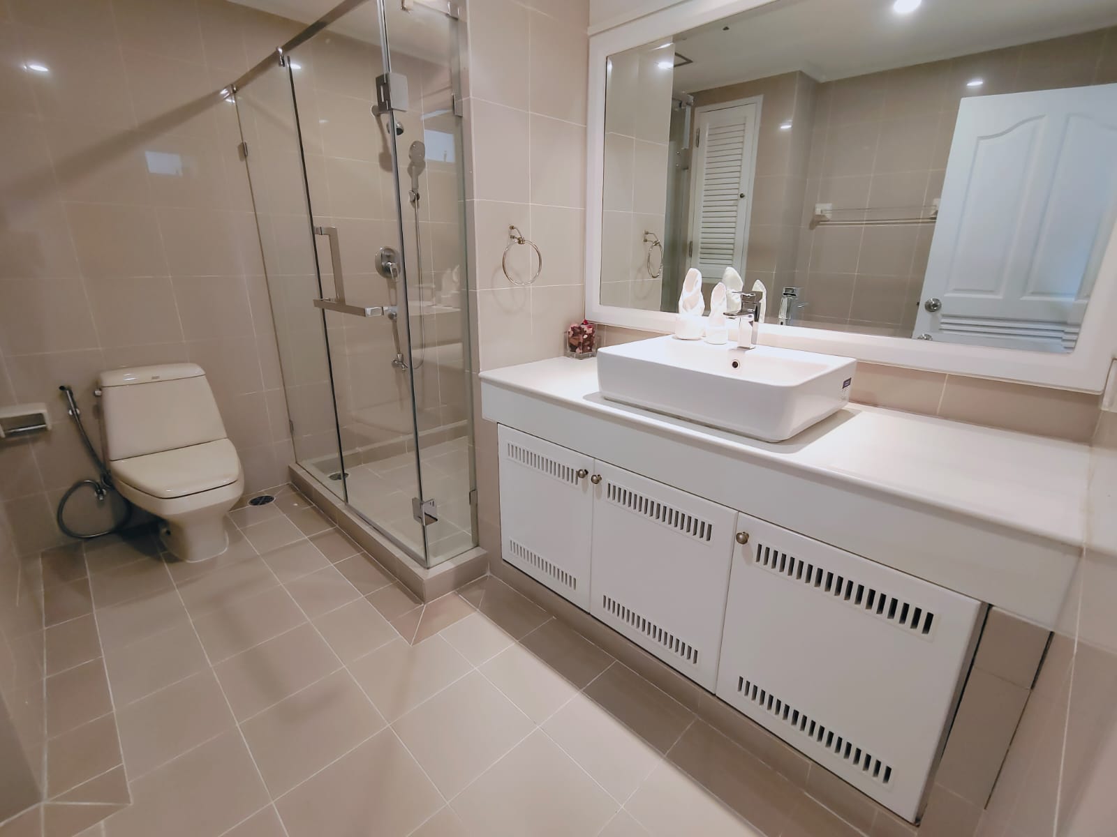 3 Bedrooms, 3 Bathrooms 450sqm size 3rd Flr at G.M. Tower For Rent 180,000 THB/Month