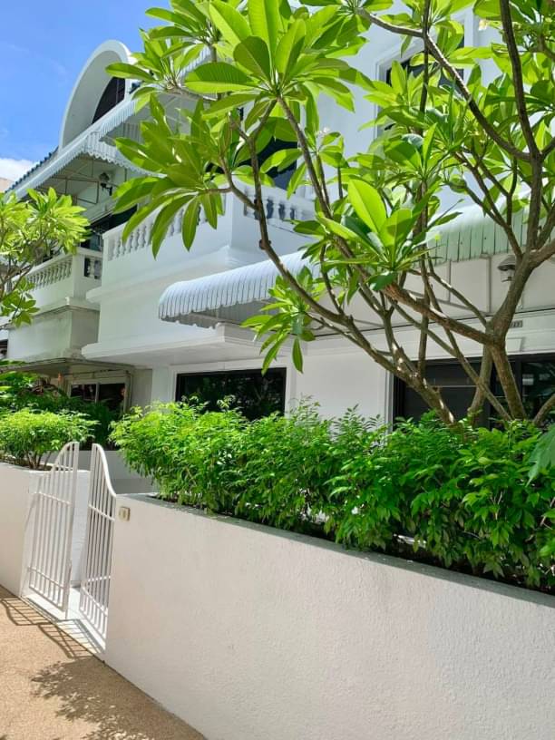 3 Bedrooms, 3 Bathrooms + Maids Room 200sqm size at Kiarti Thanee City Mansion For Rent 50,000/Month
