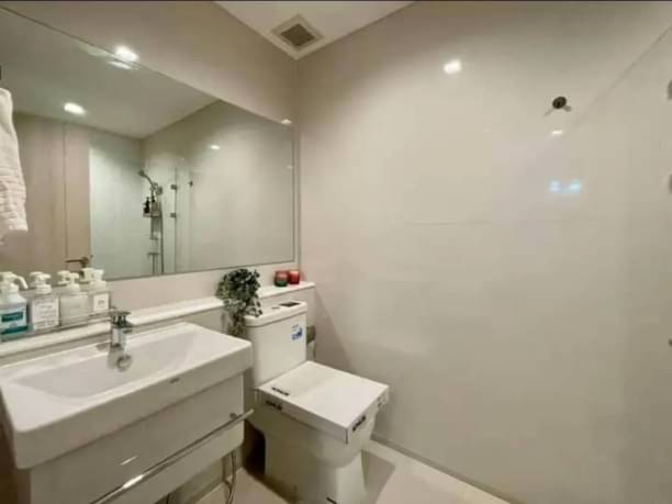 2 Bedrooms, 2 Bathrooms 63sqm size 25th Flr at Life One Wireless For Rent 50,000/Month