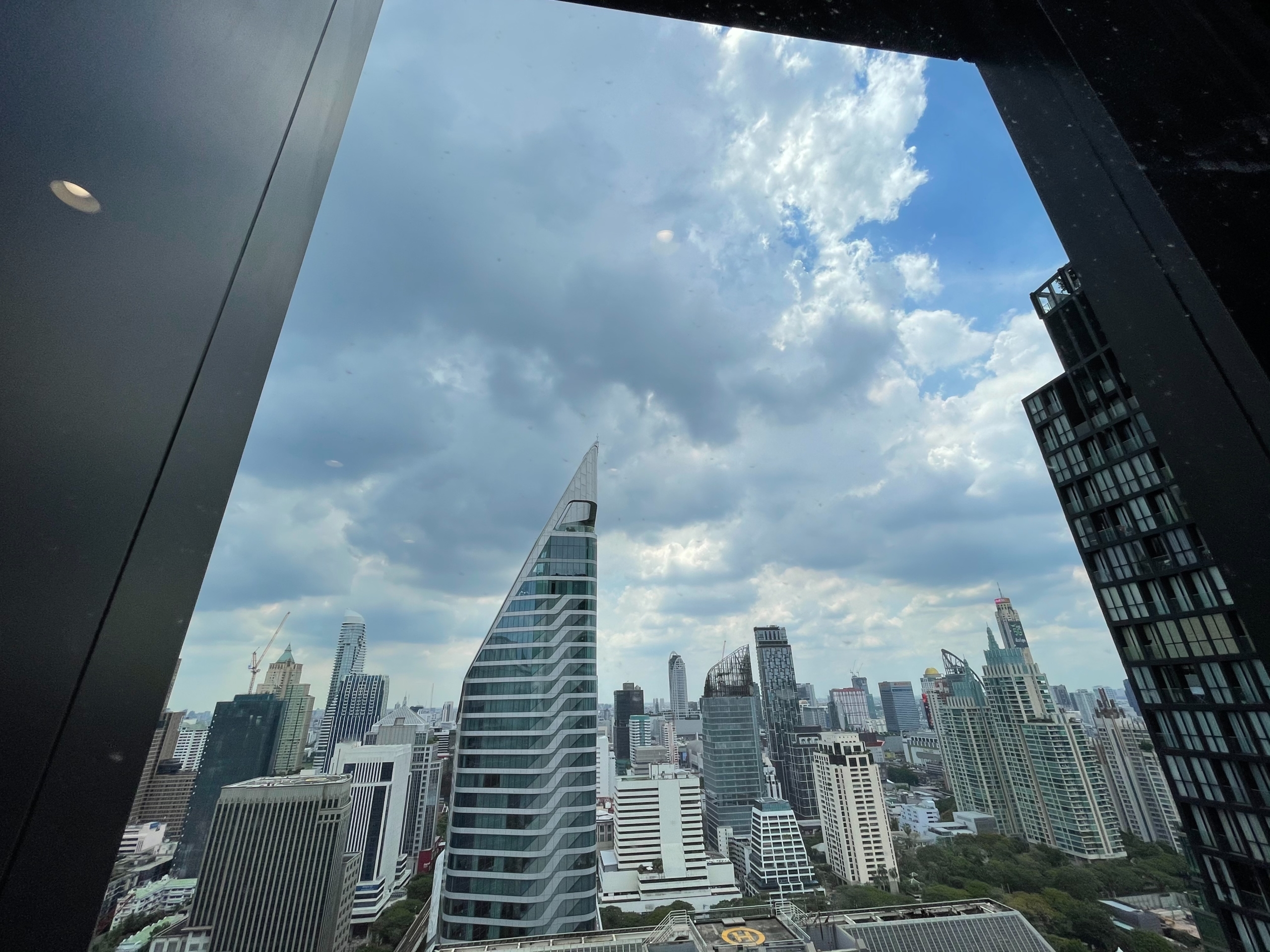 2 Bedrooms, 2 Bathrooms 65sqm size 33rd Flr at Noble Ploenchit For Rent 55,000/Month