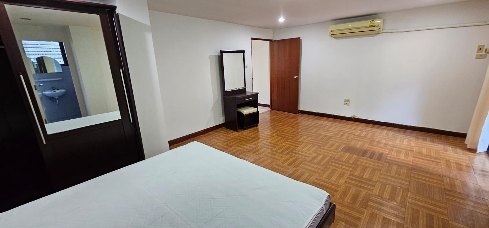 2 Bedrooms, 2 Bathrooms 100sqm size at Lin Court For Rent 30,000/Month