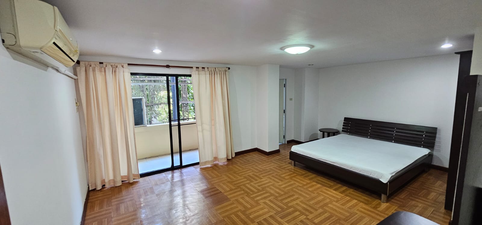 2 Bedrooms, 2 Bathrooms 100sqm size at Lin Court For Rent 30,000/Month