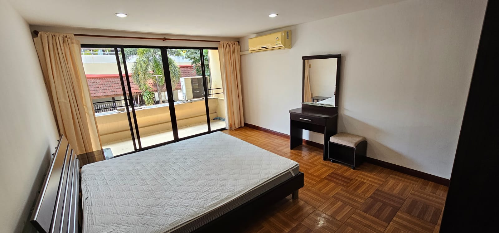 2 Bedrooms, 2 Bathrooms 100sqm size at Lin Court For Rent 30,000/Month