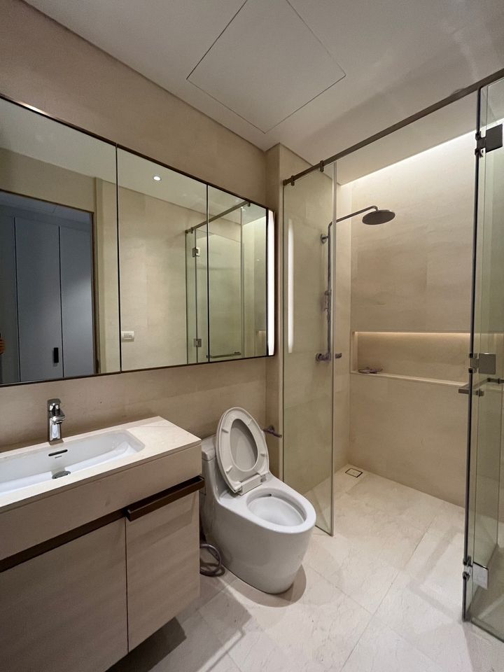 2 Bedrooms, 3 Bathrooms 161sqm at Baan Sindhorn For Rent 240K & For Sale 36MB