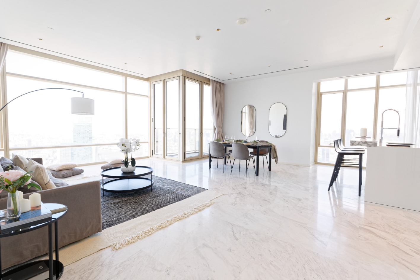 3 Bedrooms, 3 Bathrooms 194sqm 51st Flr at Four Seasons Private Residences For Sale 110MB