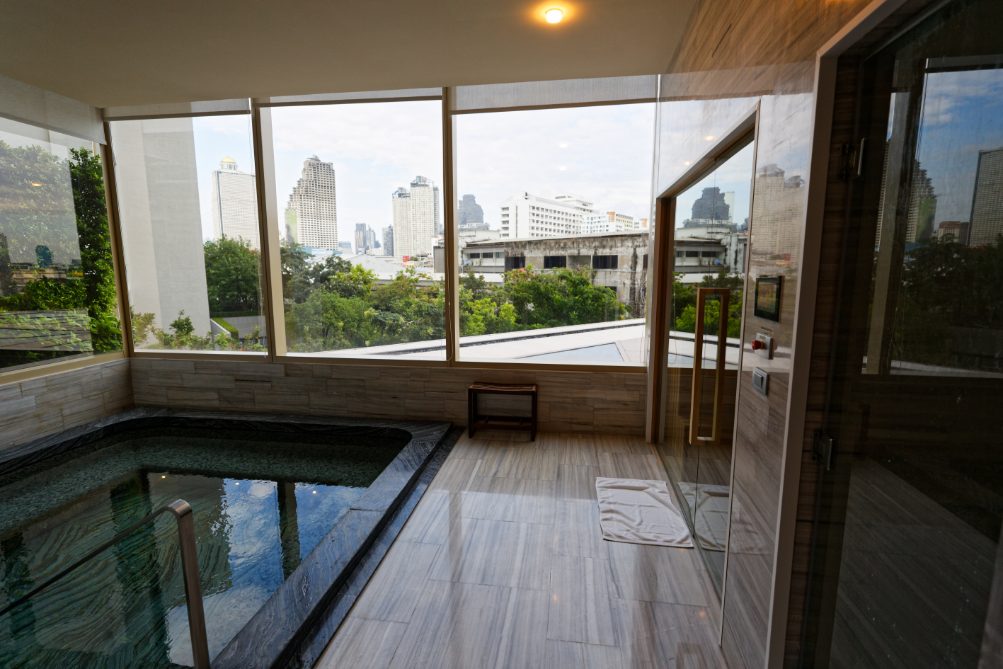 3 Bedrooms, 3 Bathrooms 194sqm 51st Flr at Four Seasons Private Residences For Sale 110MB