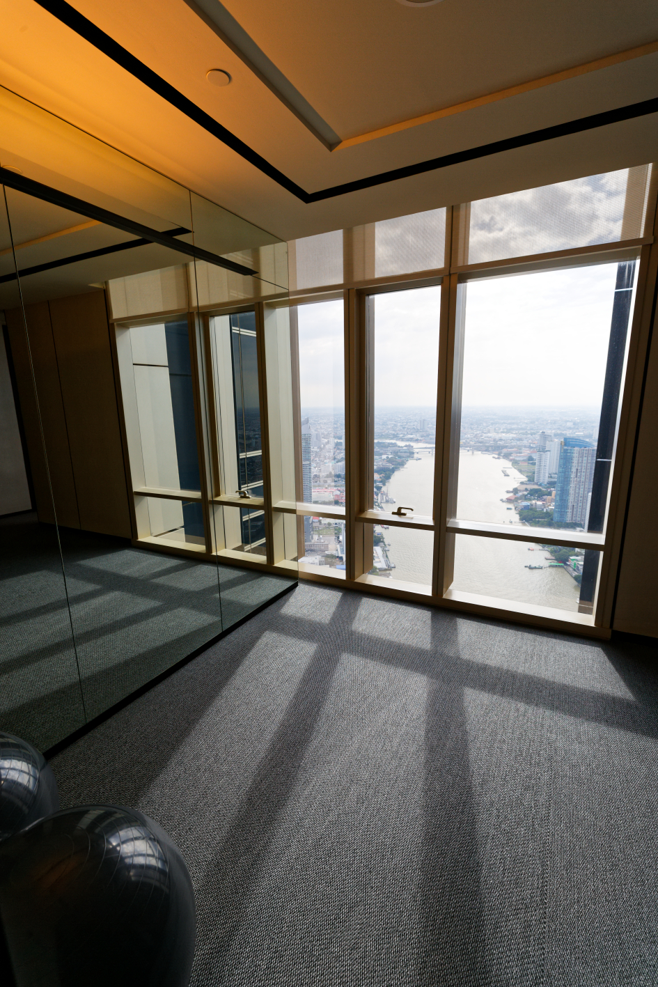 3 Bedrooms, 3 Bathrooms 194sqm 51st Flr at Four Seasons Private Residences For Sale 110MB