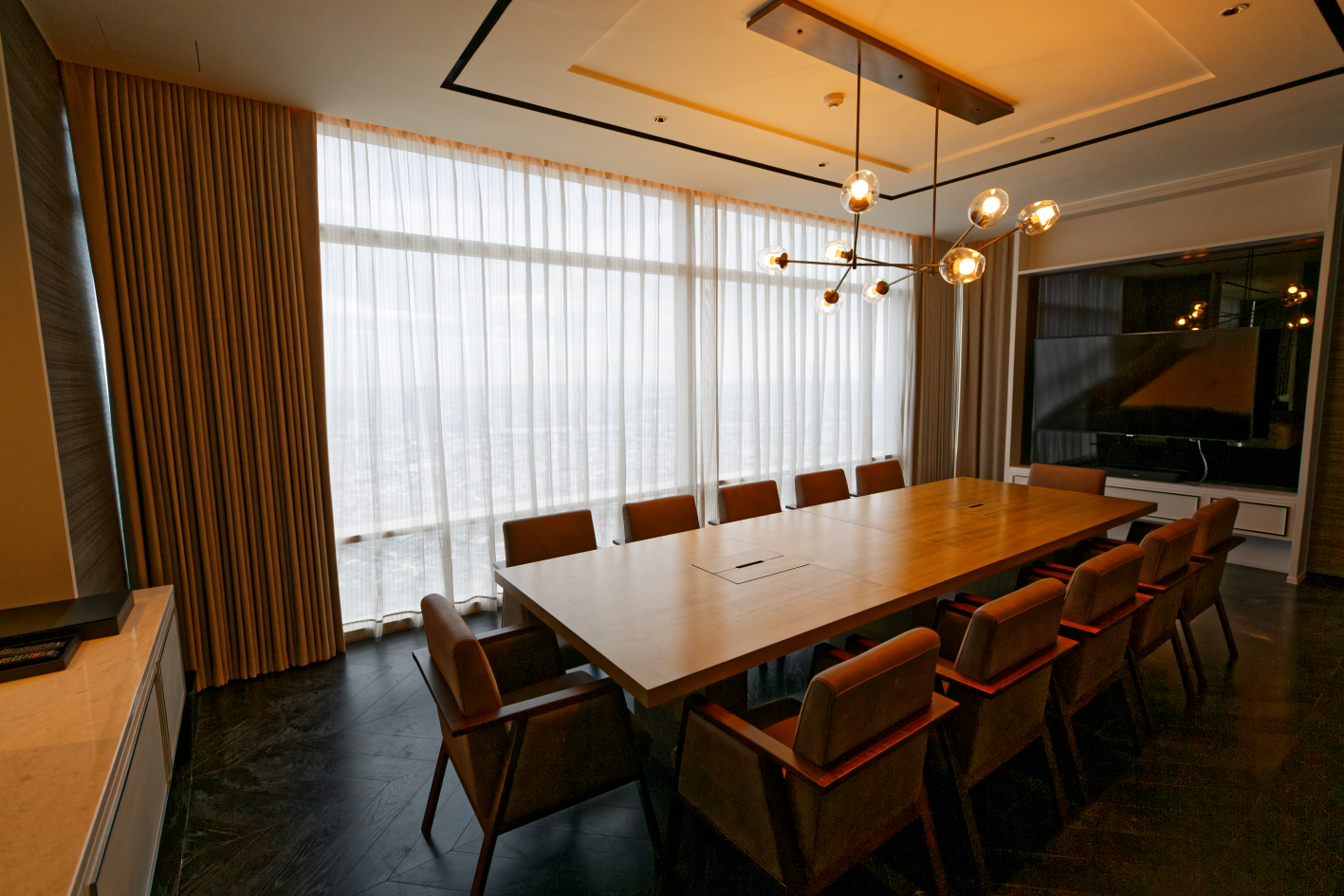 3 Bedrooms, 3 Bathrooms 194sqm 51st Flr at Four Seasons Private Residences For Sale 110MB