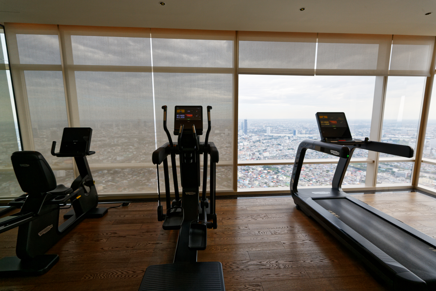 3 Bedrooms, 3 Bathrooms 194sqm 51st Flr at Four Seasons Private Residences For Sale 110MB