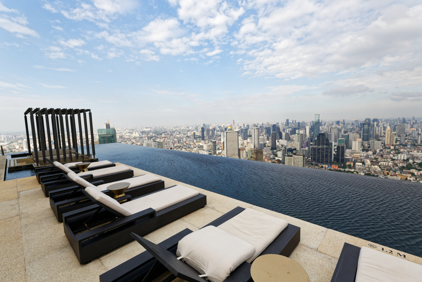3 Bedrooms, 3 Bathrooms 194sqm 51st Flr at Four Seasons Private Residences For Sale 110MB