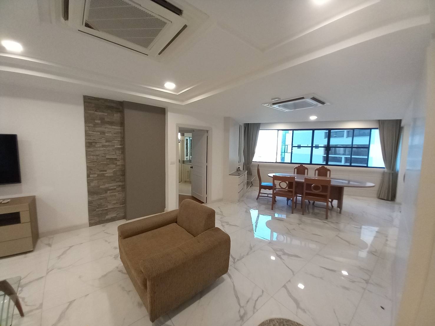 3 bedrooms, 3.5 bathrooms 260sqm 17th flr @President Park Sukhumvit 24 For Rent 70,000THB/Month