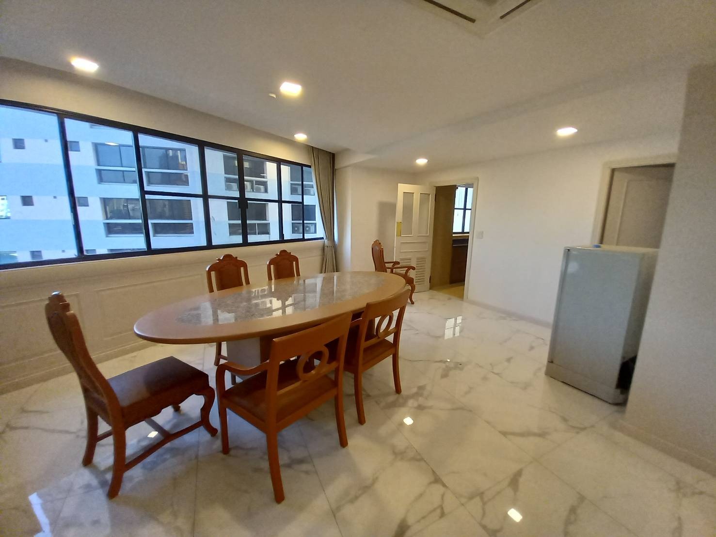 3 bedrooms, 3.5 bathrooms 260sqm 17th flr @President Park Sukhumvit 24 For Rent 70,000THB/Month