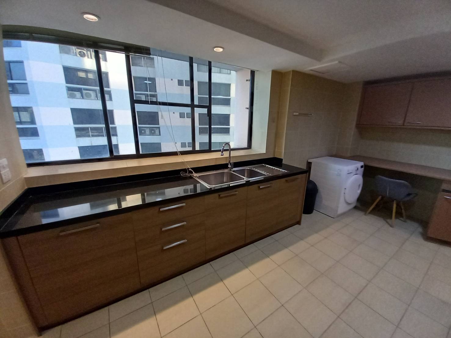 3 bedrooms, 3.5 bathrooms 260sqm 17th flr @President Park Sukhumvit 24 For Rent 70,000THB/Month