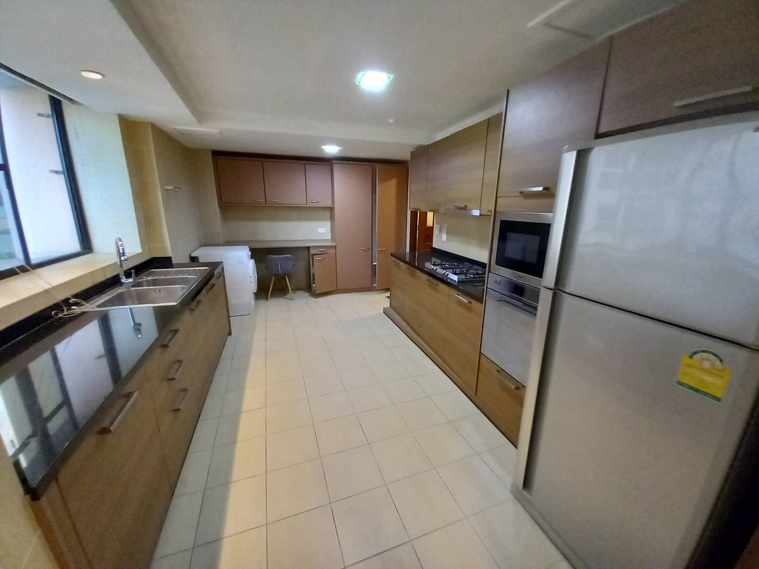 3 bedrooms, 3.5 bathrooms 260sqm 17th flr @President Park Sukhumvit 24 For Rent 70,000THB/Month