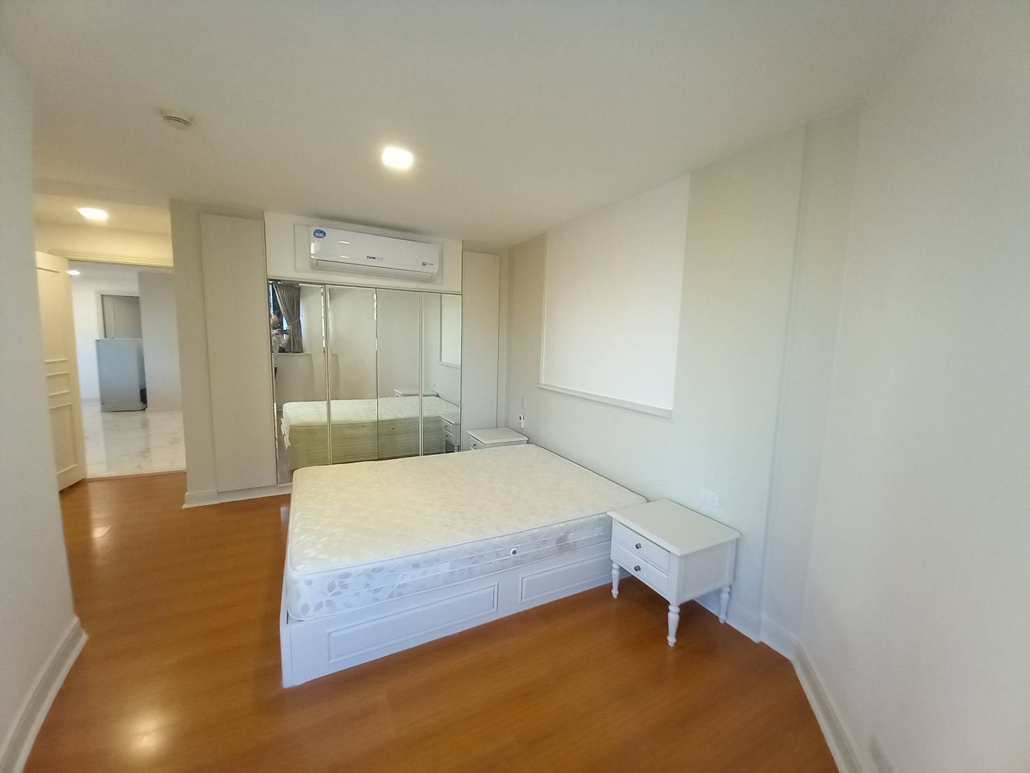 3 bedrooms, 3.5 bathrooms 260sqm 17th flr @President Park Sukhumvit 24 For Rent 70,000THB/Month