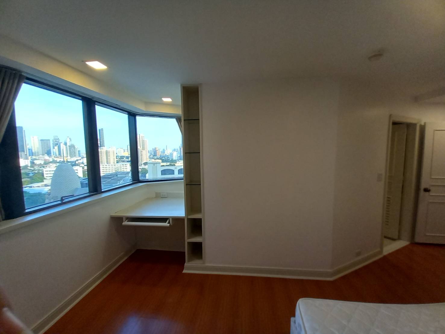3 bedrooms, 3.5 bathrooms 260sqm 17th flr @President Park Sukhumvit 24 For Rent 70,000THB/Month