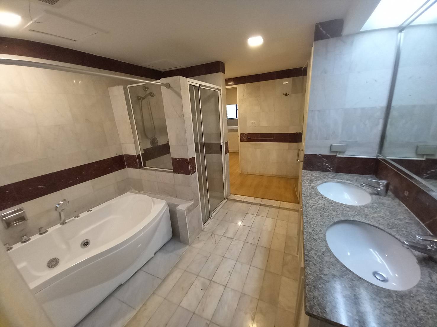 3 bedrooms, 3.5 bathrooms 260sqm 17th flr @President Park Sukhumvit 24 For Rent 70,000THB/Month