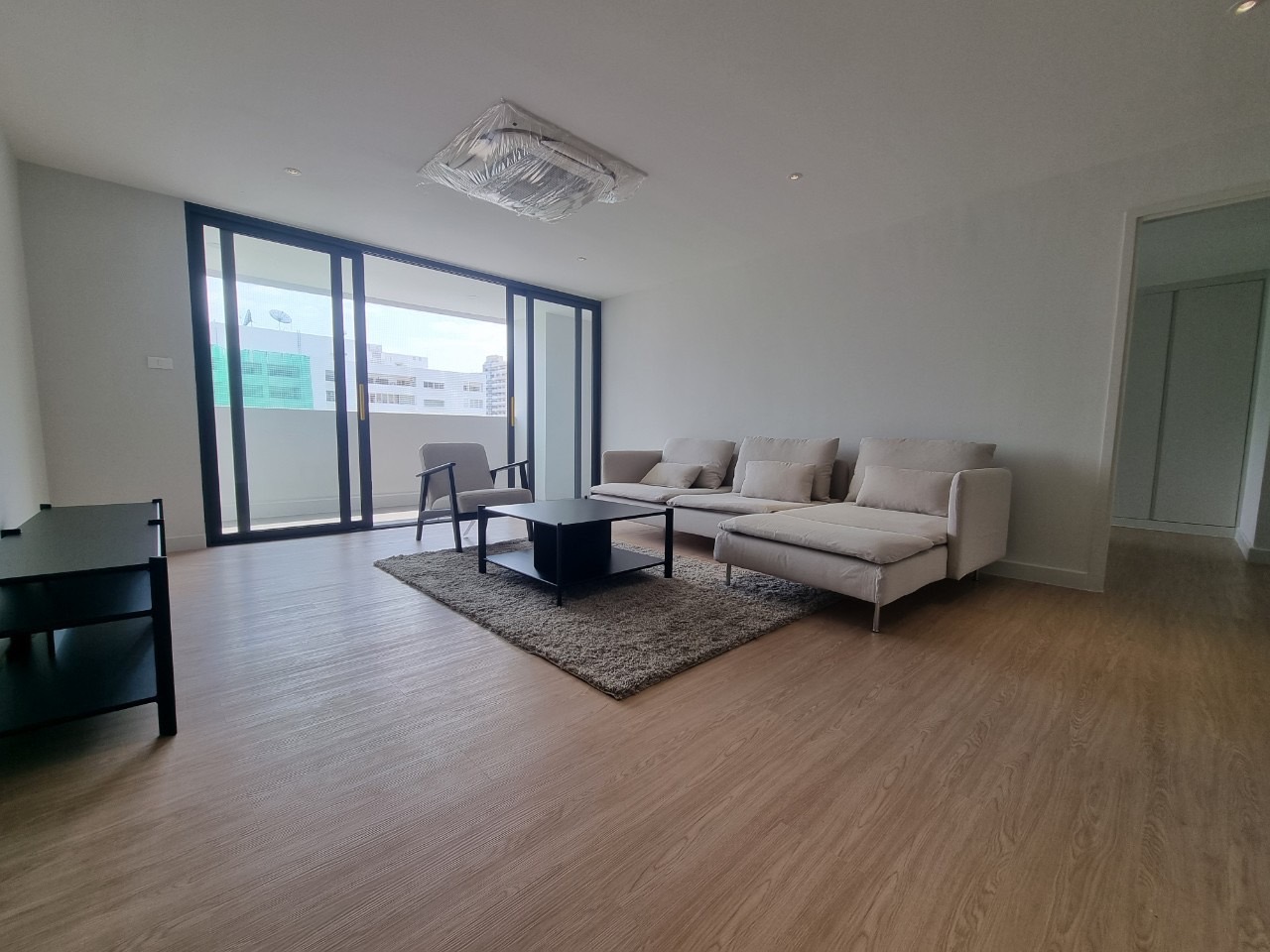 3 Bedrooms, 3 Bathrooms + 1 Maid Room 251sqm @D.S. Tower 1 Sukhumvit 33 For Rent 120,000/Month
