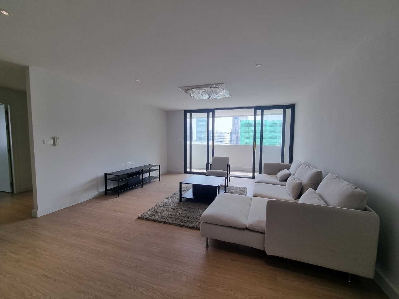 3 Bedrooms, 3 Bathrooms + 1 Maid Room 251sqm @D.S. Tower 1 Sukhumvit 33 For Rent 120,000/Month