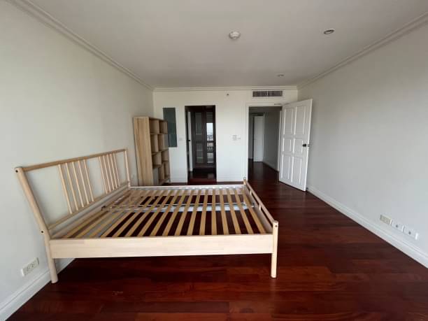 2 Bedrooms, 3 Bathrooms + 1 Study Room 236sqm @Sathorn Park Place For Rent 85,000THB/Month
