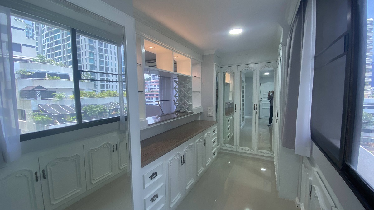 2 Bedrooms, 2 Bathrooms 111.54 sqm 8th Flr @Supalai Place Condominium For Rent 38K THB/Month