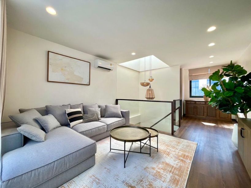4 Bedrooms, 3 Bathrooms 200sqm @Luxurious Townhouse with Private Rooftop – Best of Sathorn-Silom For Rent 120kTHB/Month