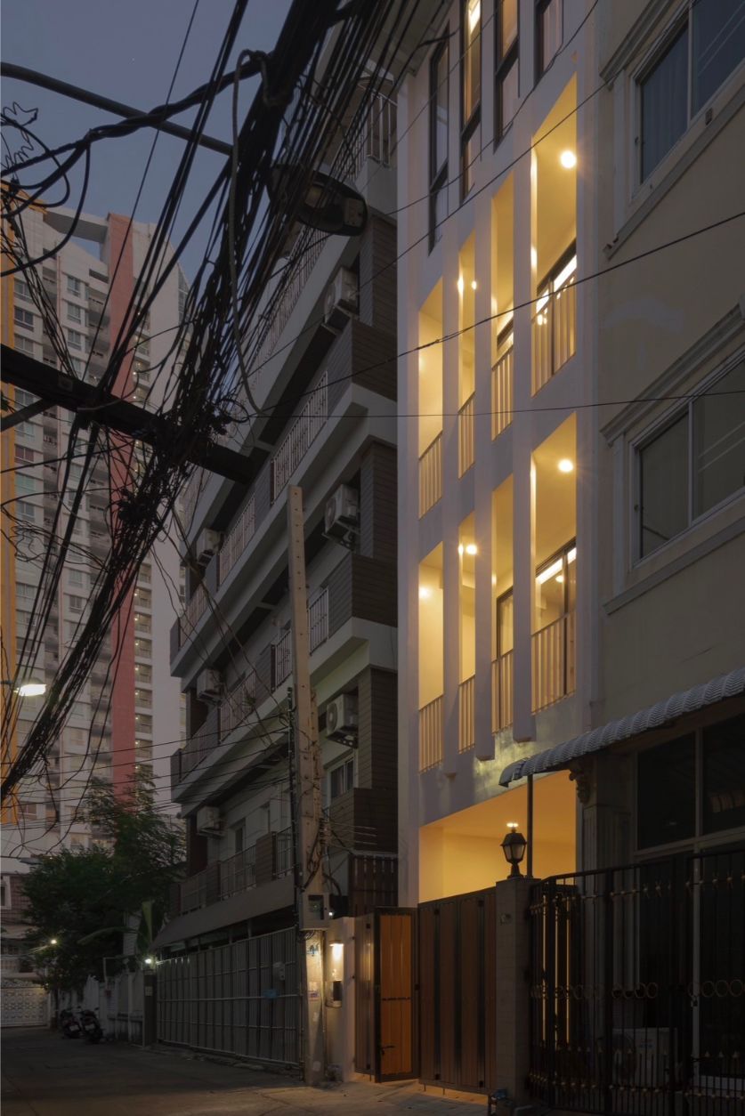 4 Bedrooms, 3 Bathrooms 200sqm @Luxurious Townhouse with Private Rooftop – Best of Sathorn-Silom For Rent 120kTHB/Month