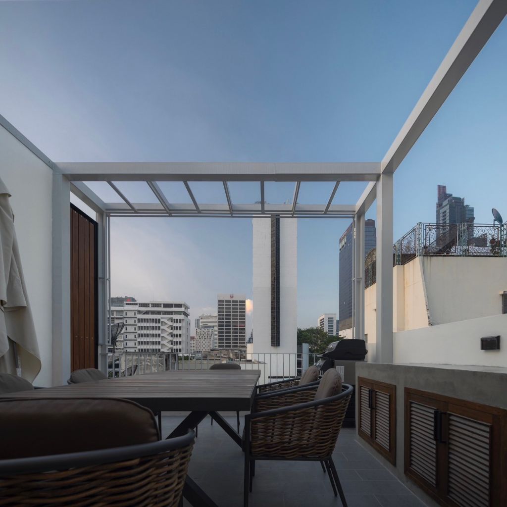 4 Bedrooms, 3 Bathrooms 200sqm @Luxurious Townhouse with Private Rooftop – Best of Sathorn-Silom For Rent 120kTHB/Month